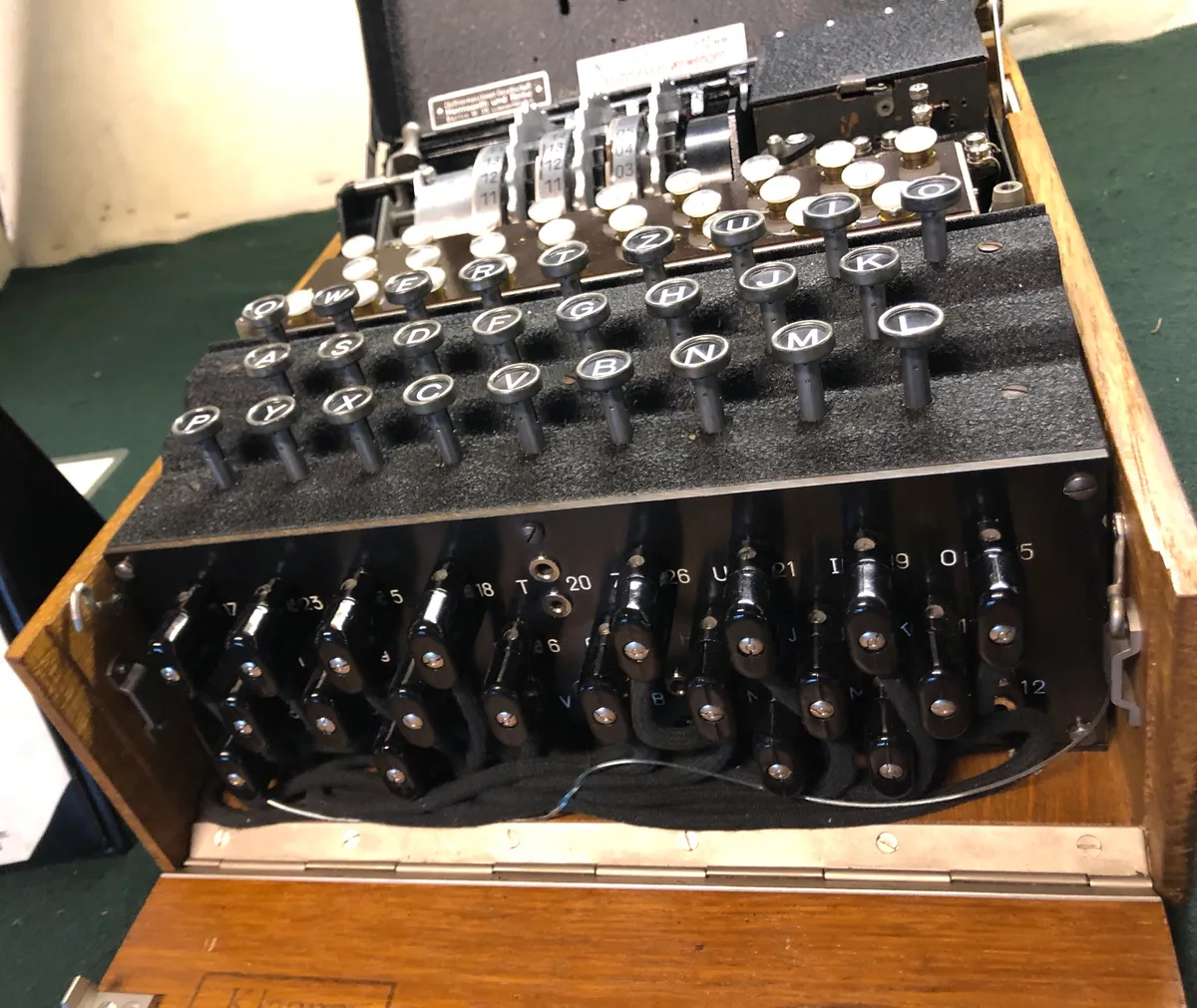 Немска шифрова машина Enigma с отворен капак