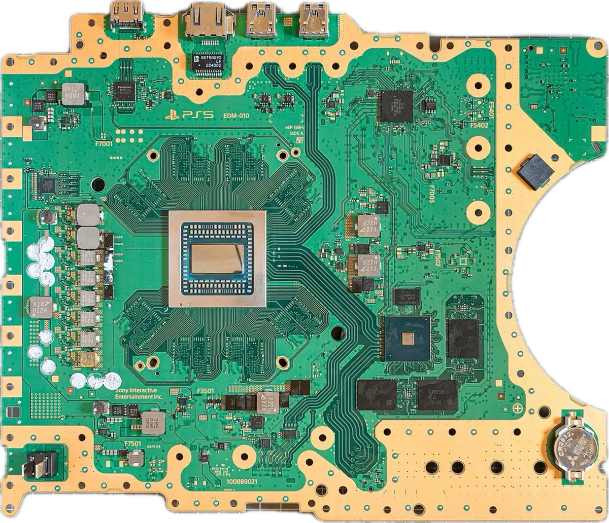 Дънната платка на PlayStation 5 с чипа на AMD в центъра