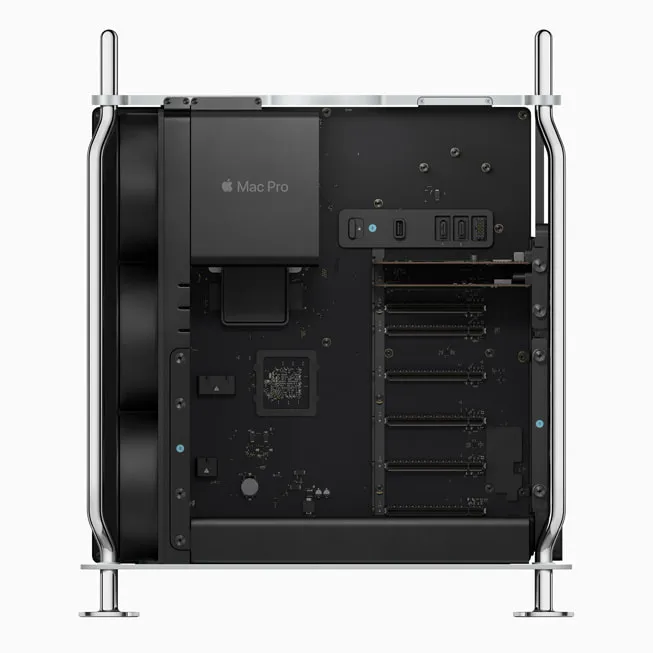 Вътрешността на Mac Pro с PCIe слотове за разширение