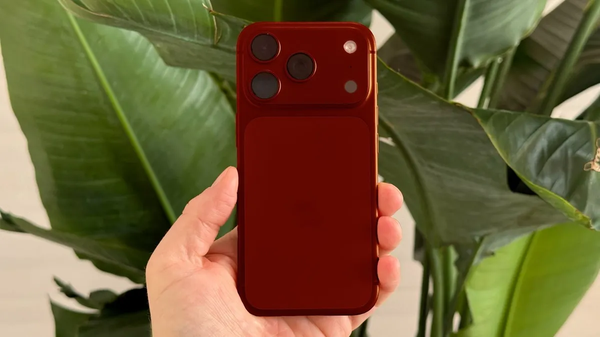 Рендер на iPhone 18 Pro Max в цвят Dark Cherry