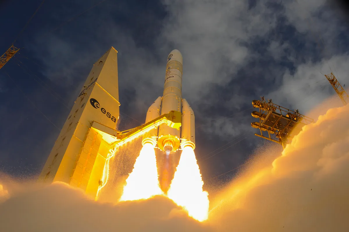 Ariane 6 излита вертикално от стартовата площадка в Куру
