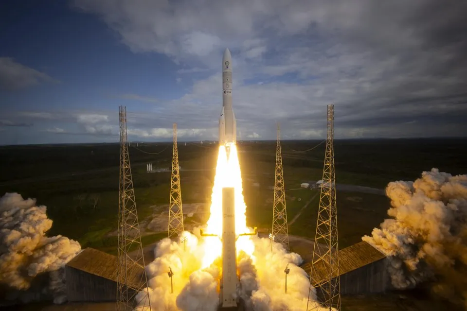 Първата Ariane 6 се издига в небето над Френска Гвиана