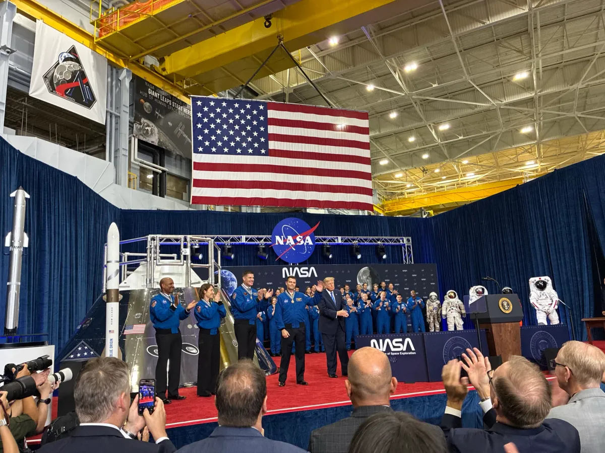 Астронавтите от Artemis II получават медалите си в Космическия център Джонсън