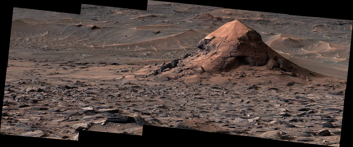 Възвишението Miraflores с пясъчна шапка, заснето от Curiosity