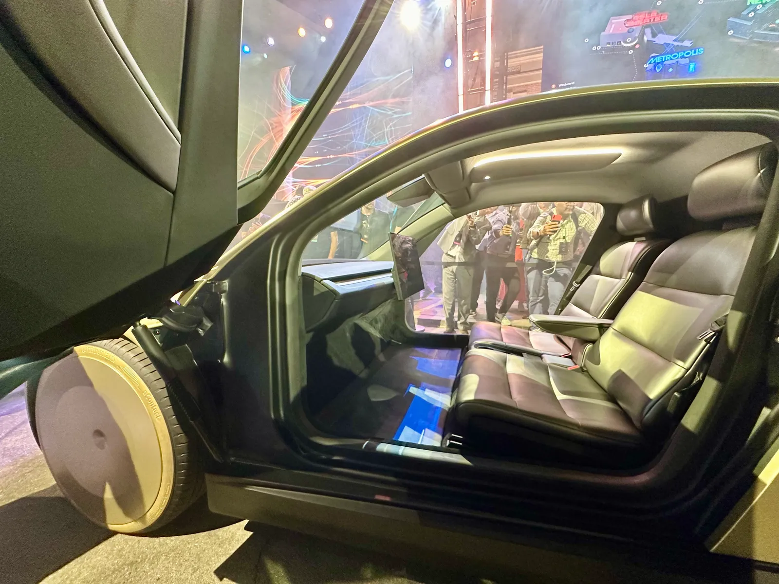 Cybercab без волан влиза в продажба до края на 2026