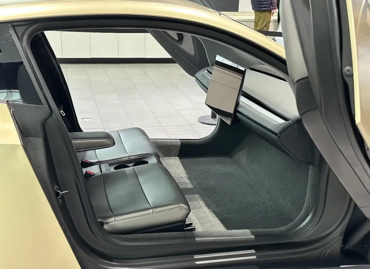Серийният Cybercab на Tesla без волан и педали