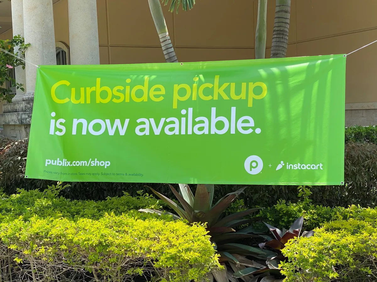 Клиент взема поръчка от Instacart пред магазин на Publix