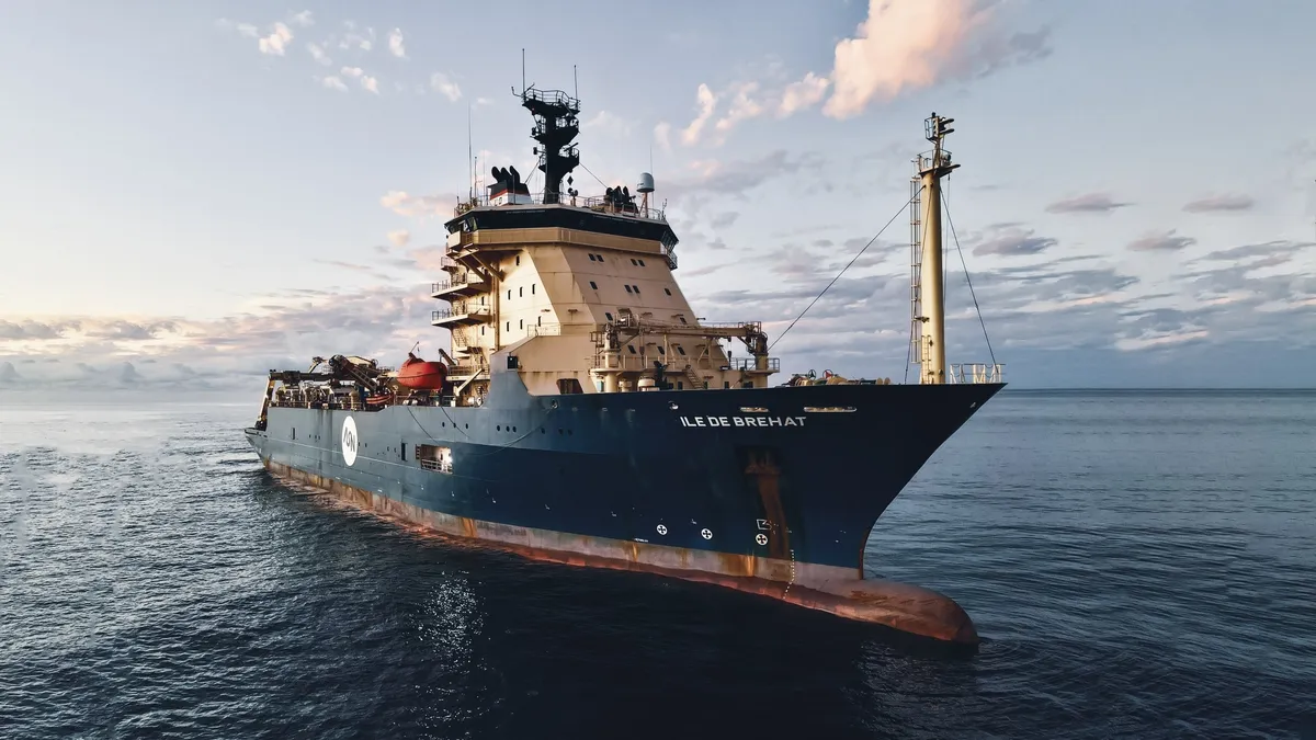 Кабелен кораб на Alcatel Submarine Networks, компанията изградила системата Indigo