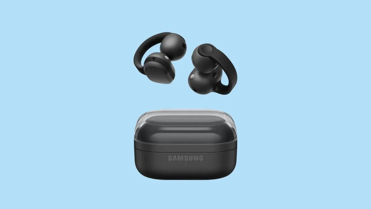 Galaxy Buds On в черно, извадени от кутията за зареждане