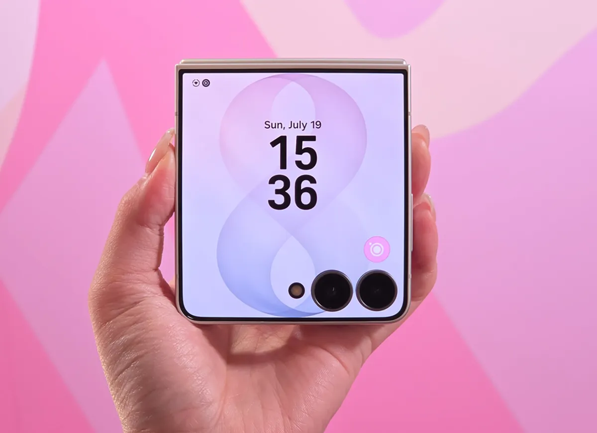 Galaxy Z Flip 8 с отворен FlexWindow