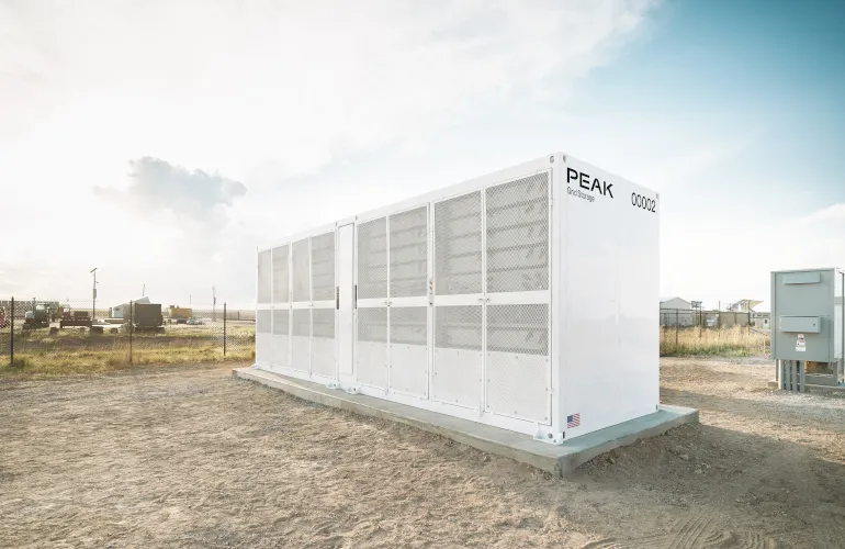 Пасивно охлаждана батерийна система на Peak Energy