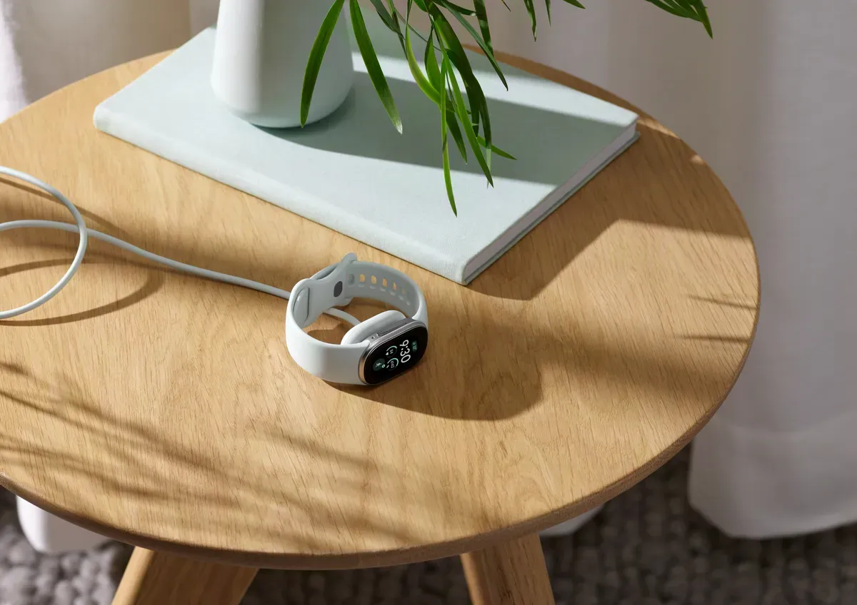 Fitbit Edge на ръка с включен екран