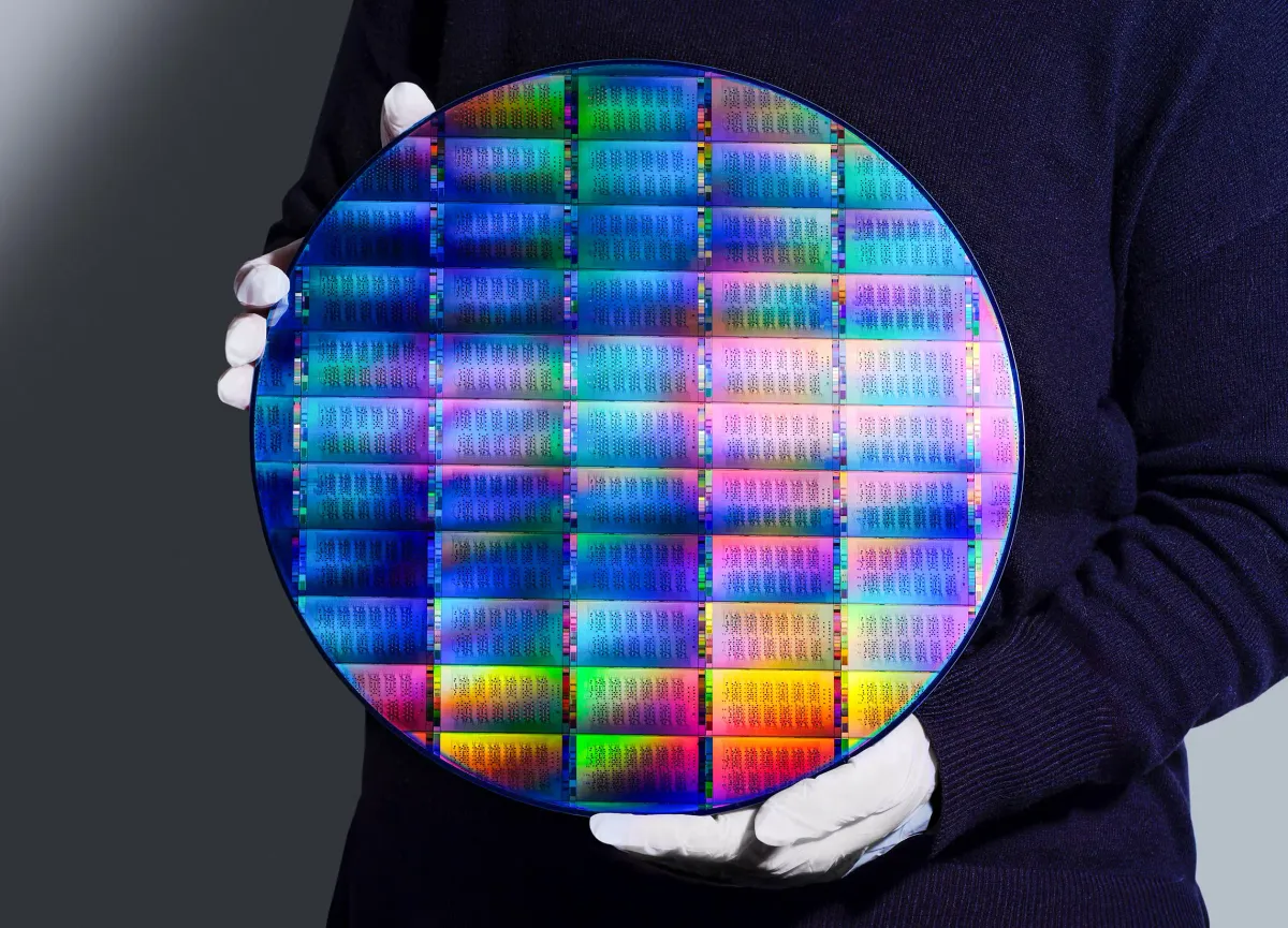 Пластина от 300 мм с процесори IBM Quantum Nighthawk