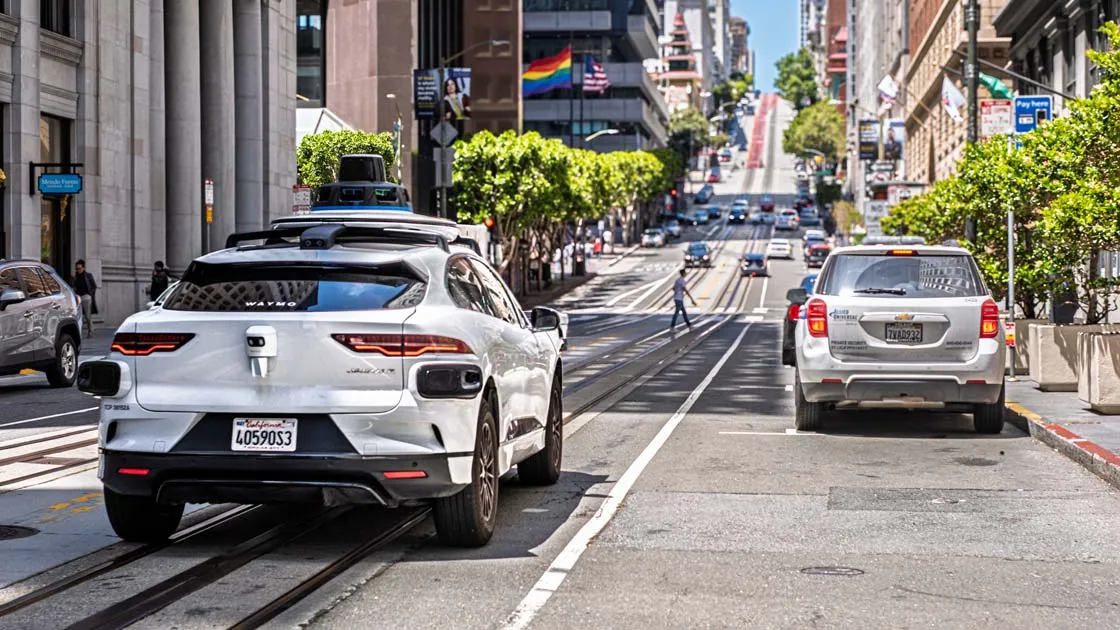 Роботакси на Waymo по градска улица