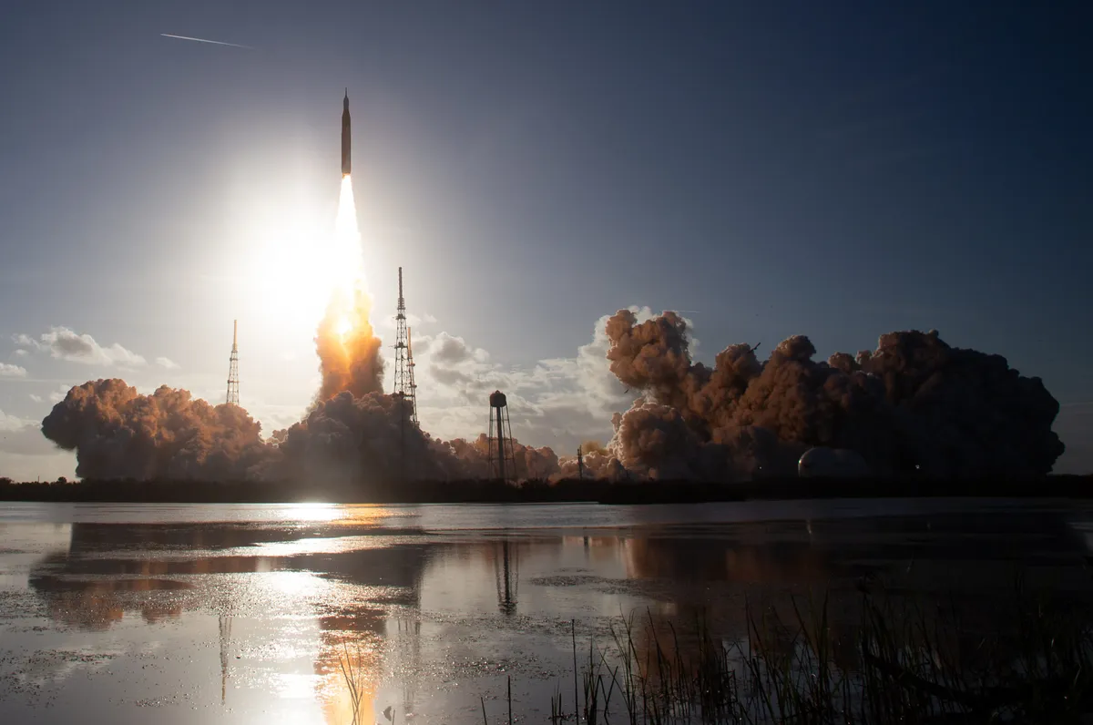 Ракетата SLS с капсулата „Орион“ на площадка 39B преди старта на „Артемида 2“