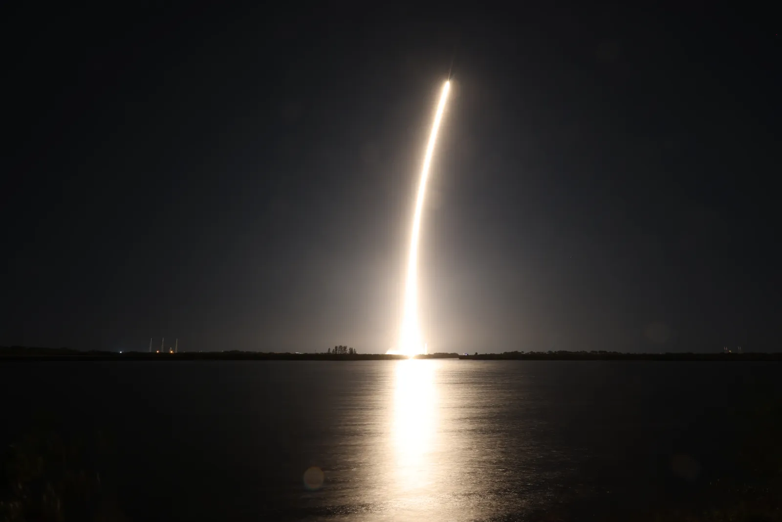Степен на SpaceX се удря в Луната с 8700 км/ч