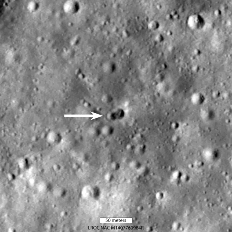 Двойният кратер от удара на ракетна степен през март 2022 г., заснет от LRO