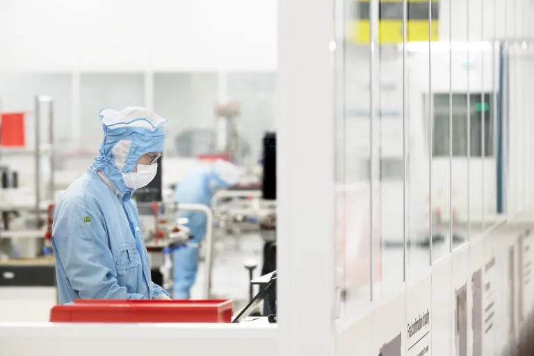 Монтаж на литографска система в чистото помещение на ASML