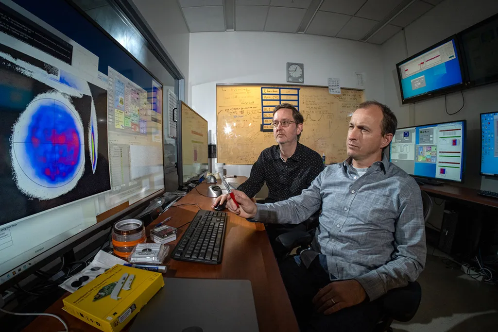 Изследователи от BELLA центъра на Berkeley Lab пред данни от мюонни измервания