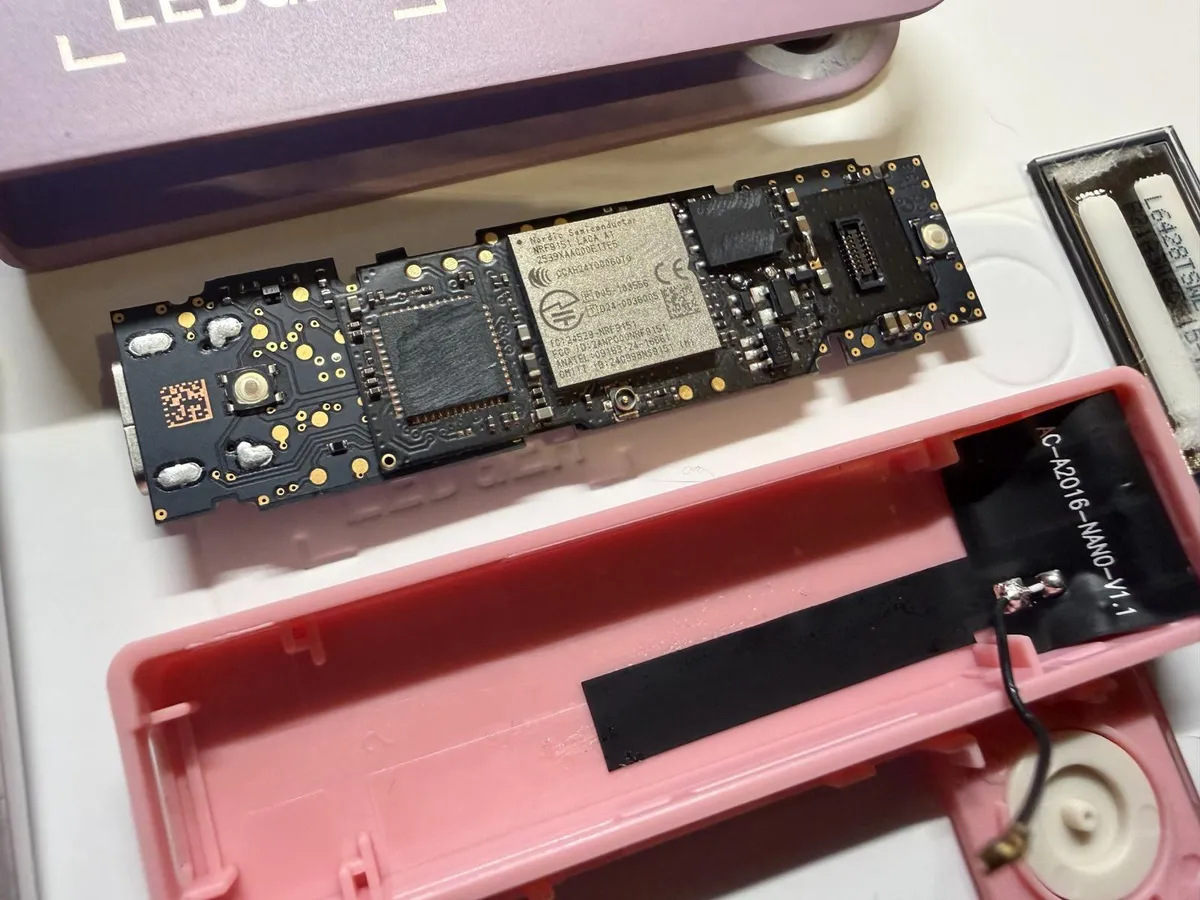 Платката с имплант, открита зад дисплея на Ledger Nano X