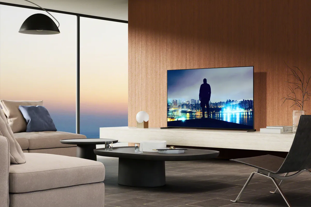 Sony BRAVIA 8 II QD-OLED на стойка в стилен интериор