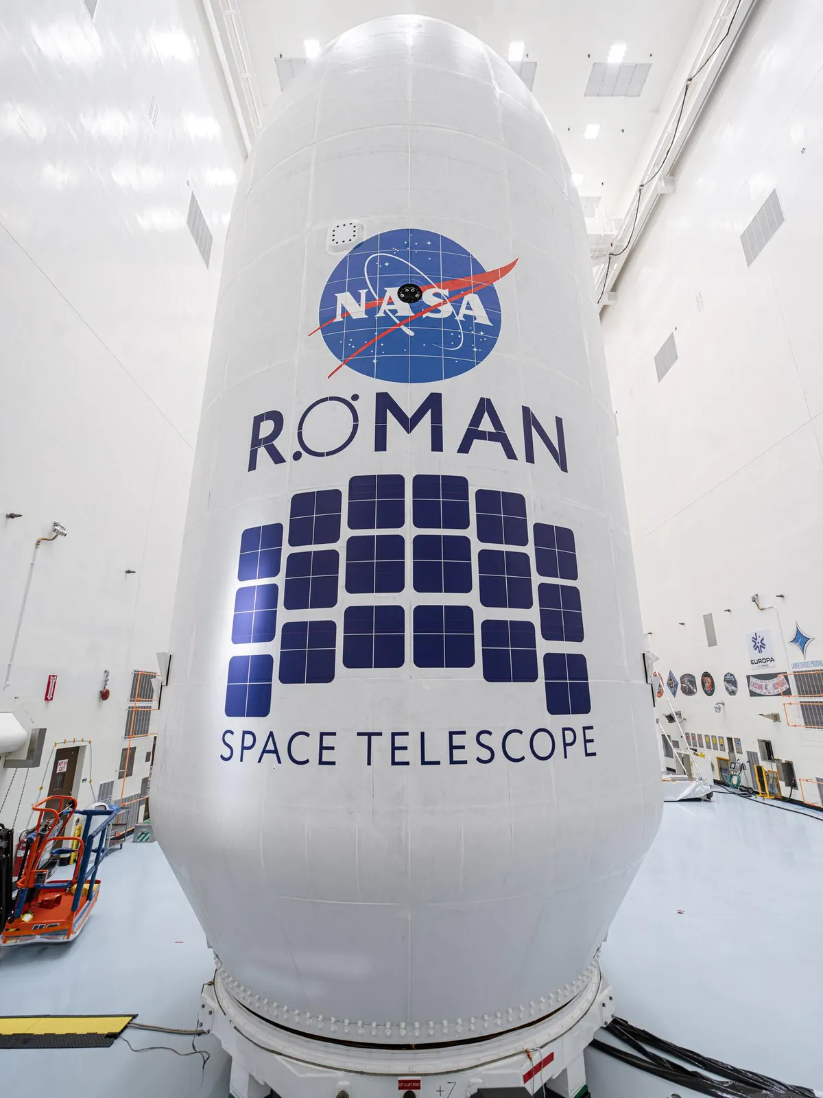 Телескопът Roman, затворен в обтекателя на Falcon Heavy