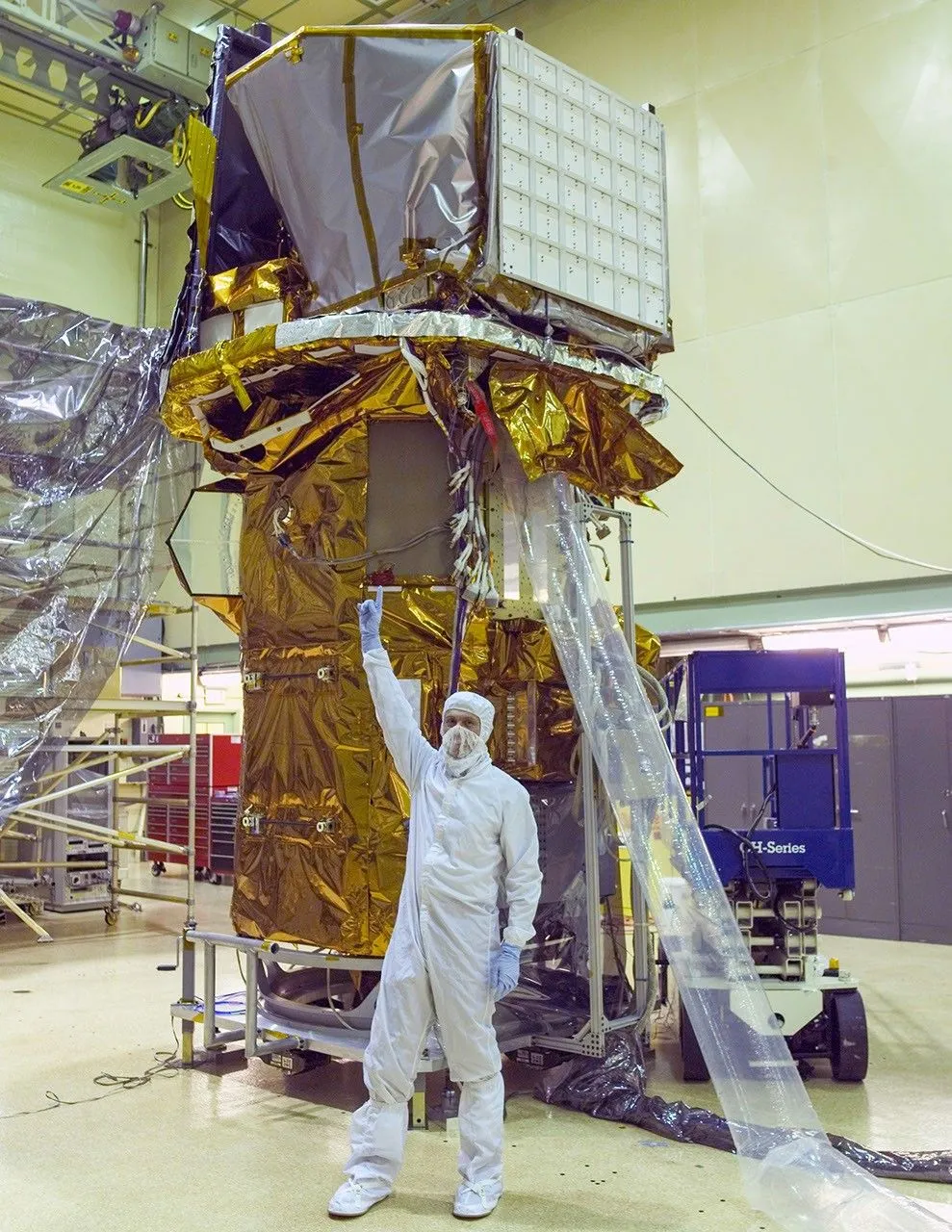 Завършеният апарат Swift в чиста стая в NASA Goddard, 2003 г.