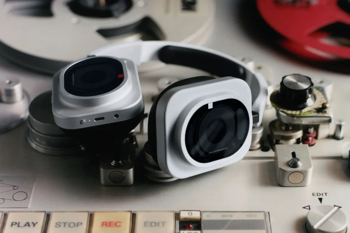 Nothing Headphone (1) Pro в черен цвят с трите говорителя