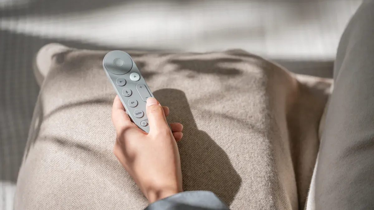 Дистанционното на Google TV Streamer в цвят Hazel
