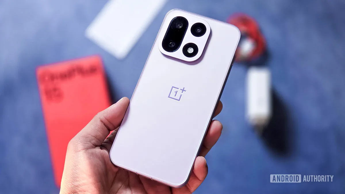 OnePlus 15 в цвят Ultra Violet
