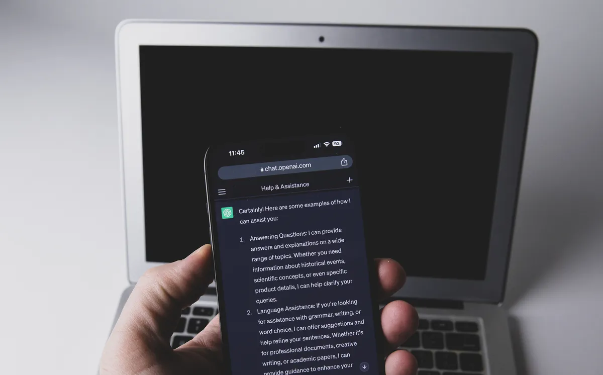 Смартфон с приложението ChatGPT