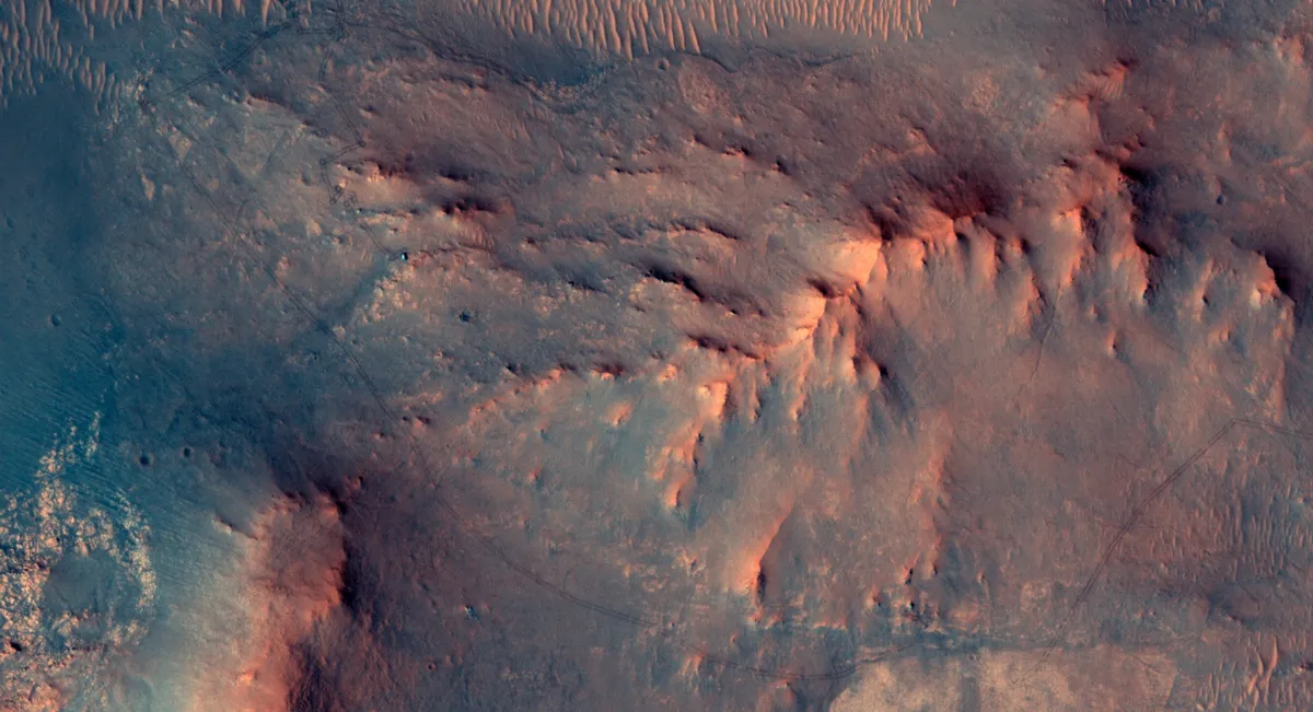 Perseverance като зелена точка и следите му, заснети от орбита с камерата HiRISE