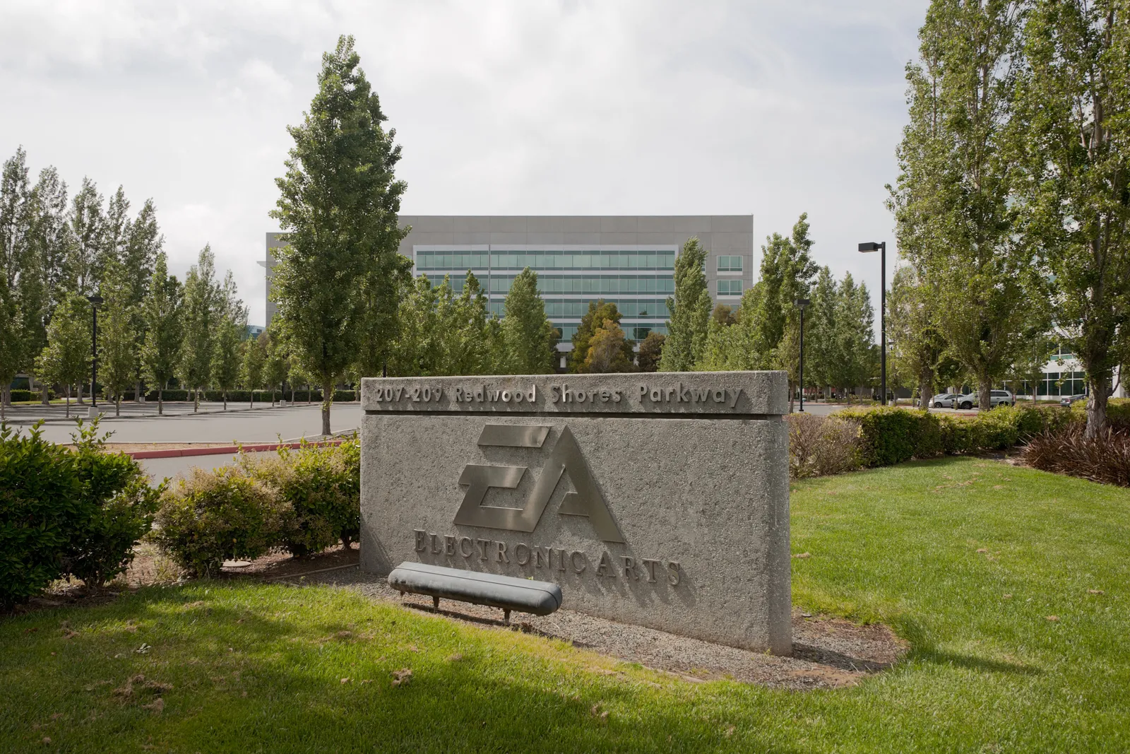 PIF финализира сделката за EA — компанията е частна