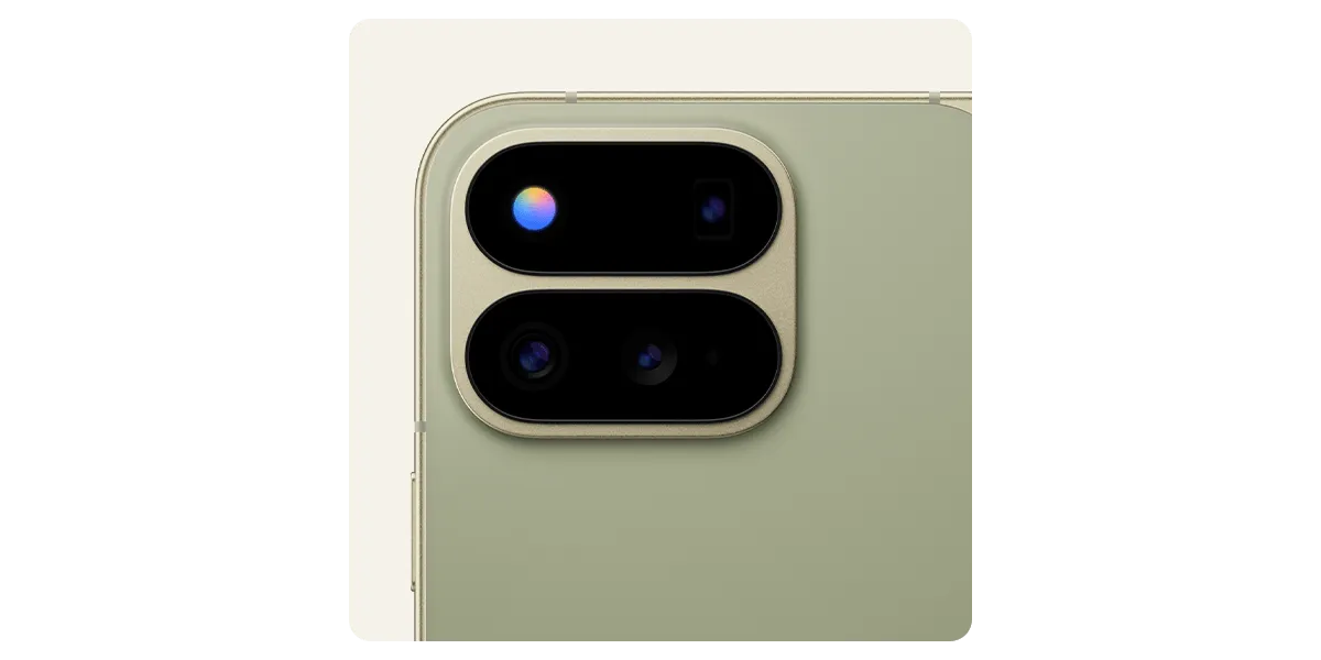 Pixel 11 Pro Fold в цвят Pine, разгънат