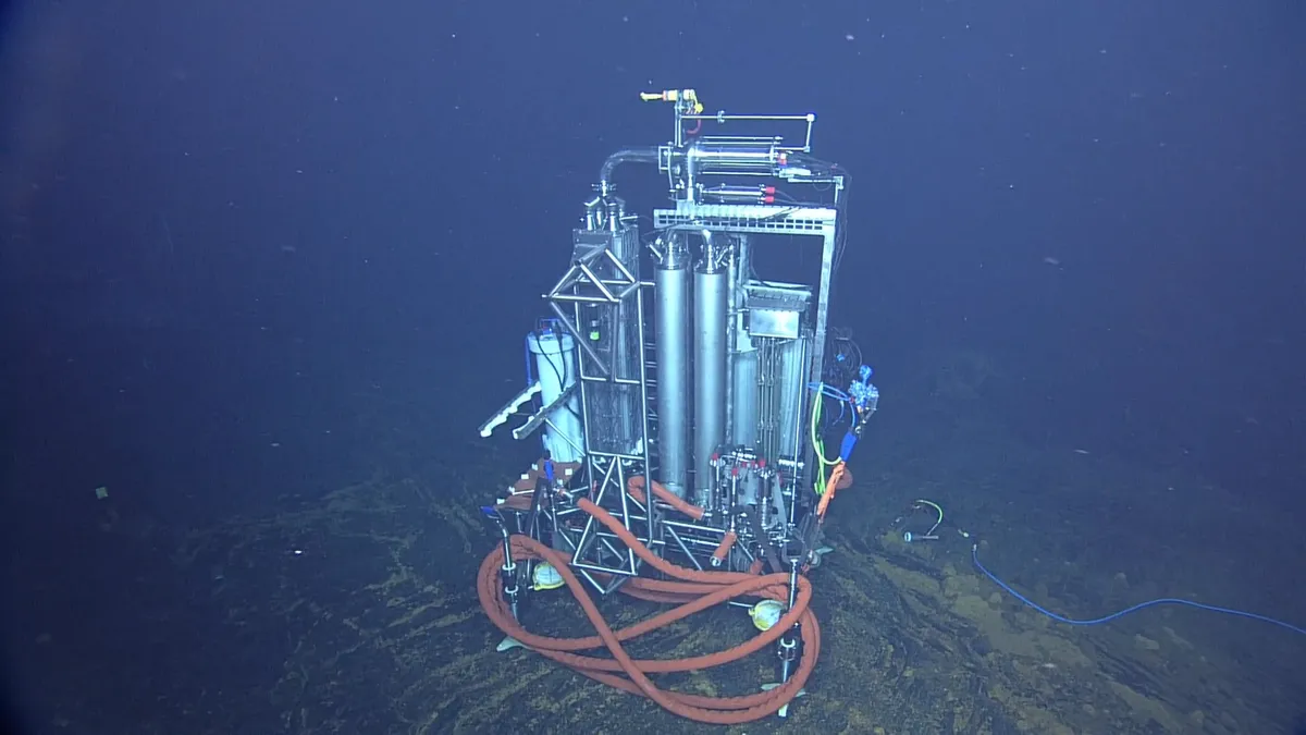 Централата Adélie, стъпила на морското дъно в калдерата на Axial Seamount