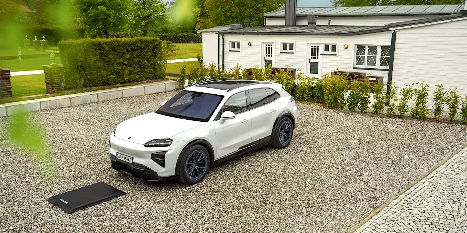 Porsche пуска безжично зареждане за Cayenne Electric