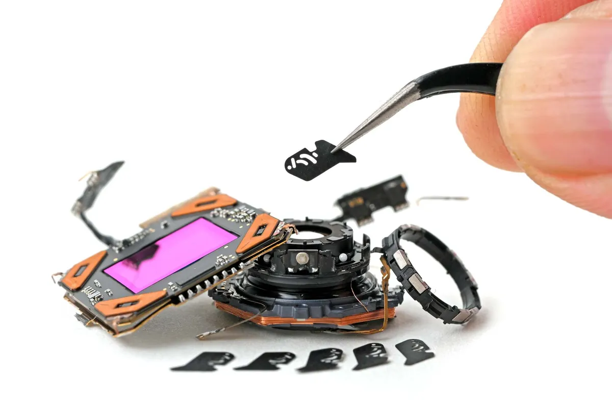 Механизмът на променливата бленда на iPhone 18 Pro, разглобен от iFixit