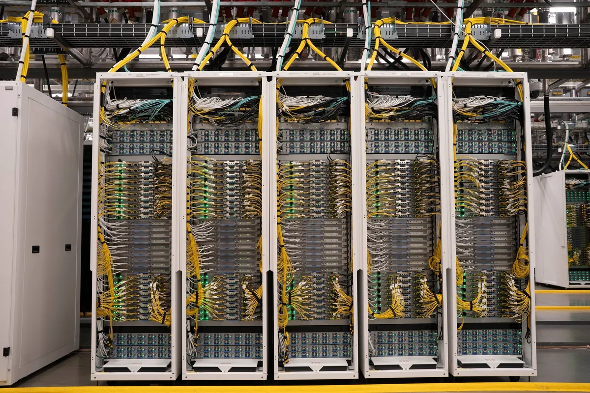 Сървърни шкафове с GPU и мрежово окабеляване в дата център Fairwater на Microsoft
