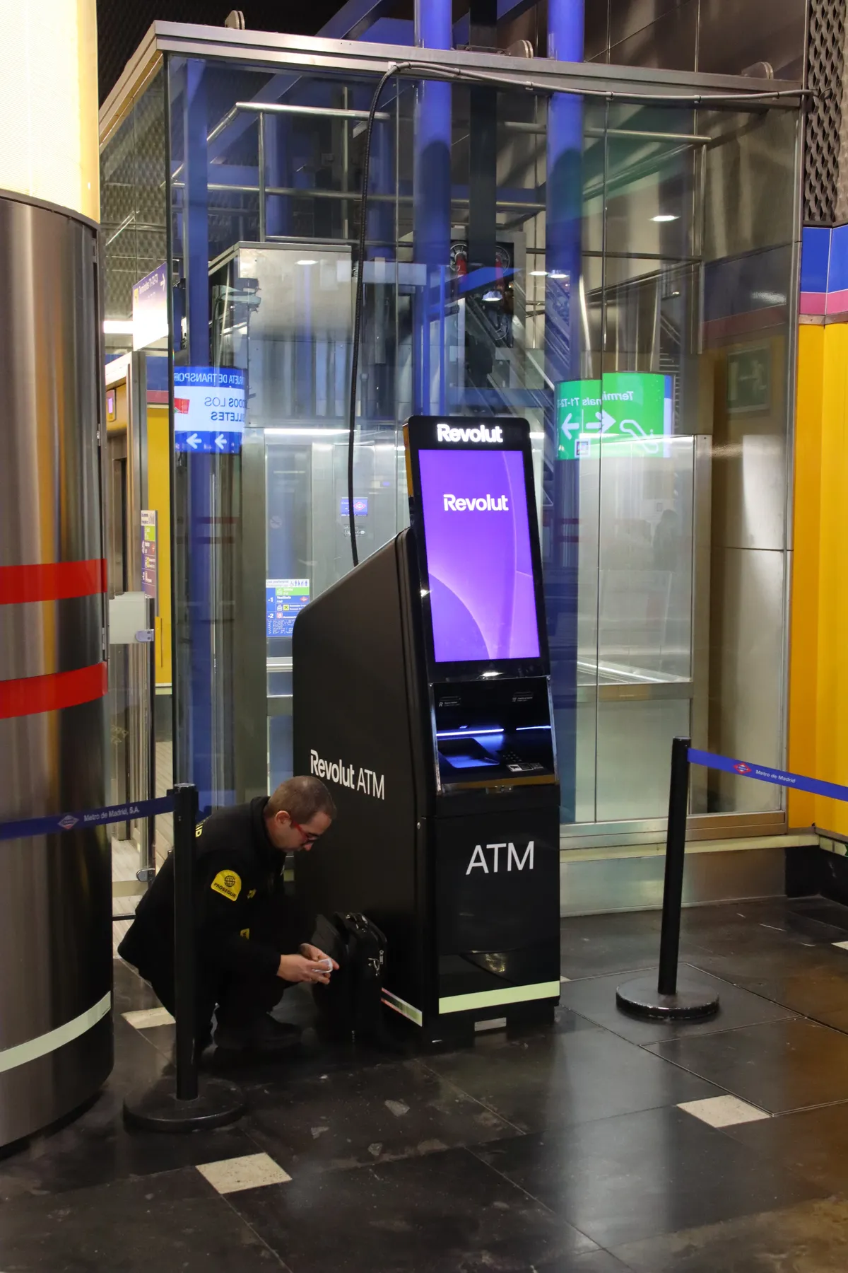 Банкомат на Revolut в метростанция на летището в Мадрид