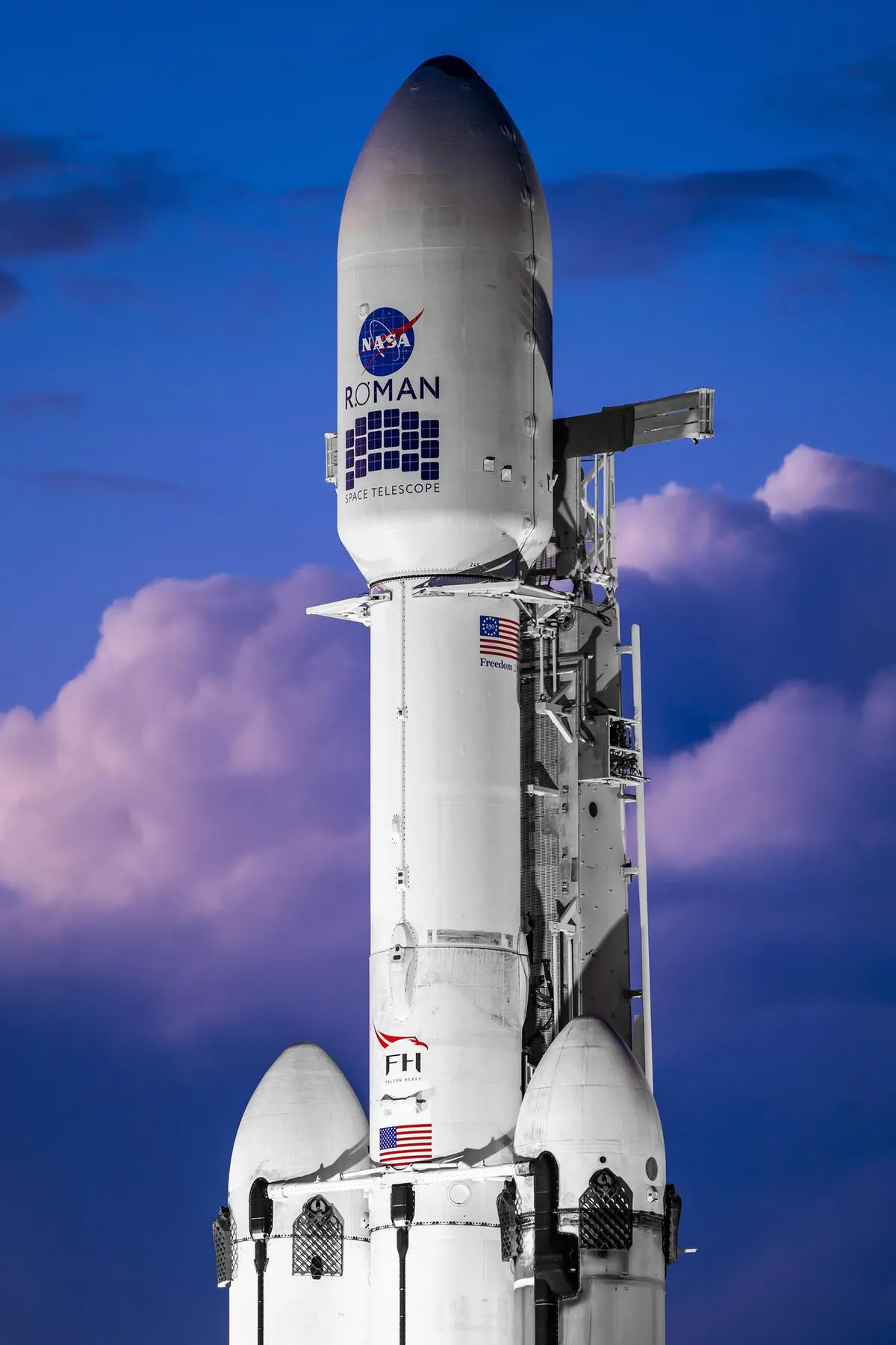 Falcon Heavy с телескопа Roman на площадка 39A в Космическия център „Кенеди“