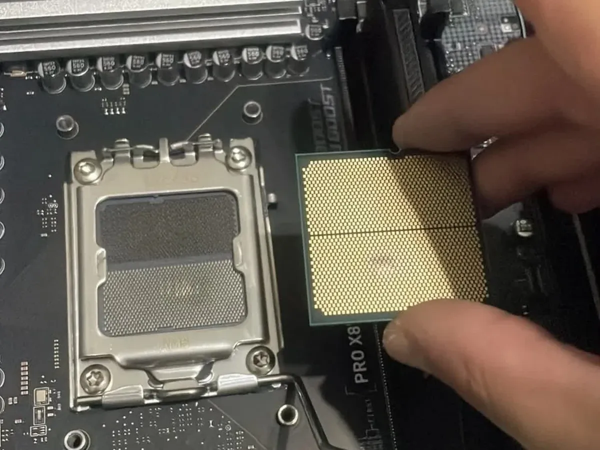 Изгорял Ryzen 7 7800X3D с видими следи по контактните площадки