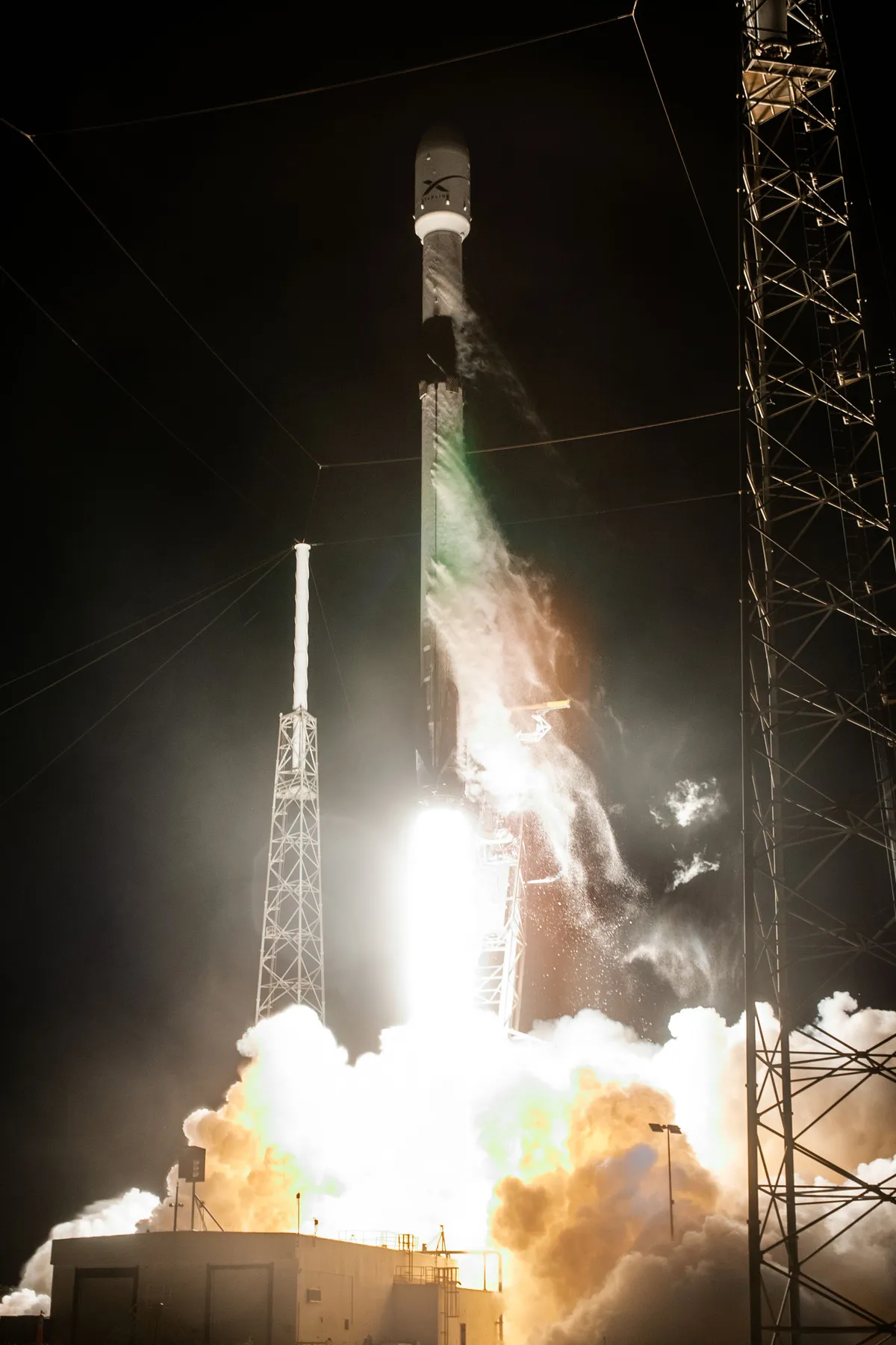 Falcon 9 на стартовата площадка преди мисия на Starlink