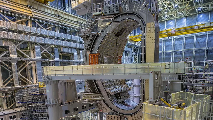 Спускане на секторен модул в ямата на токамака ITER