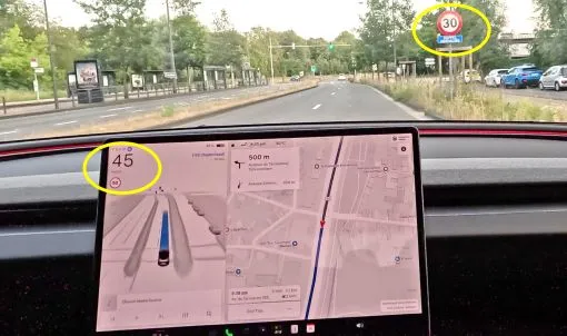Екранът на Tesla показва 45 км/ч в зона с ограничение 30 км/ч