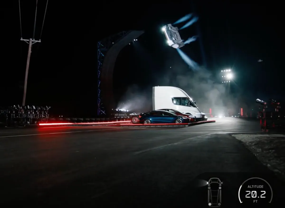 Roadster се върти във въздуха по време на демонстрацията в Тексас