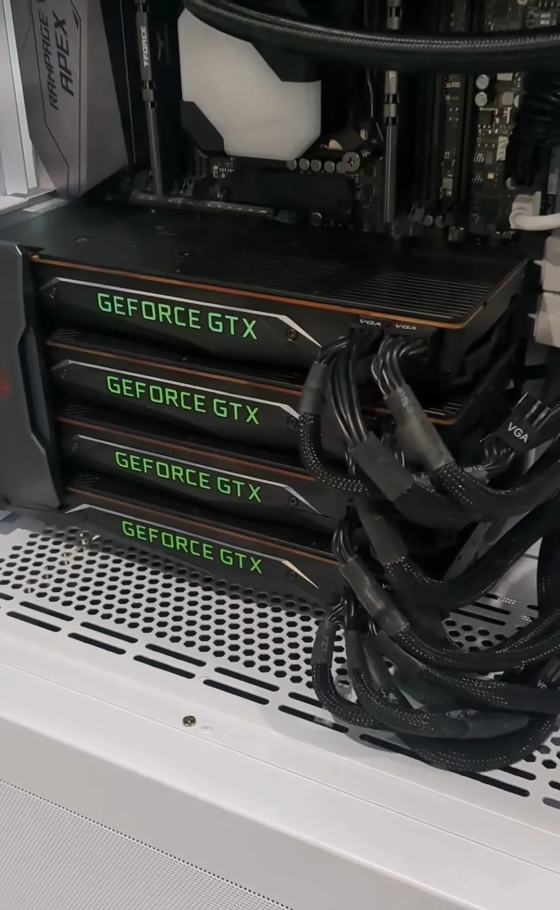 Четири TITAN Xp в SLI конфигурация