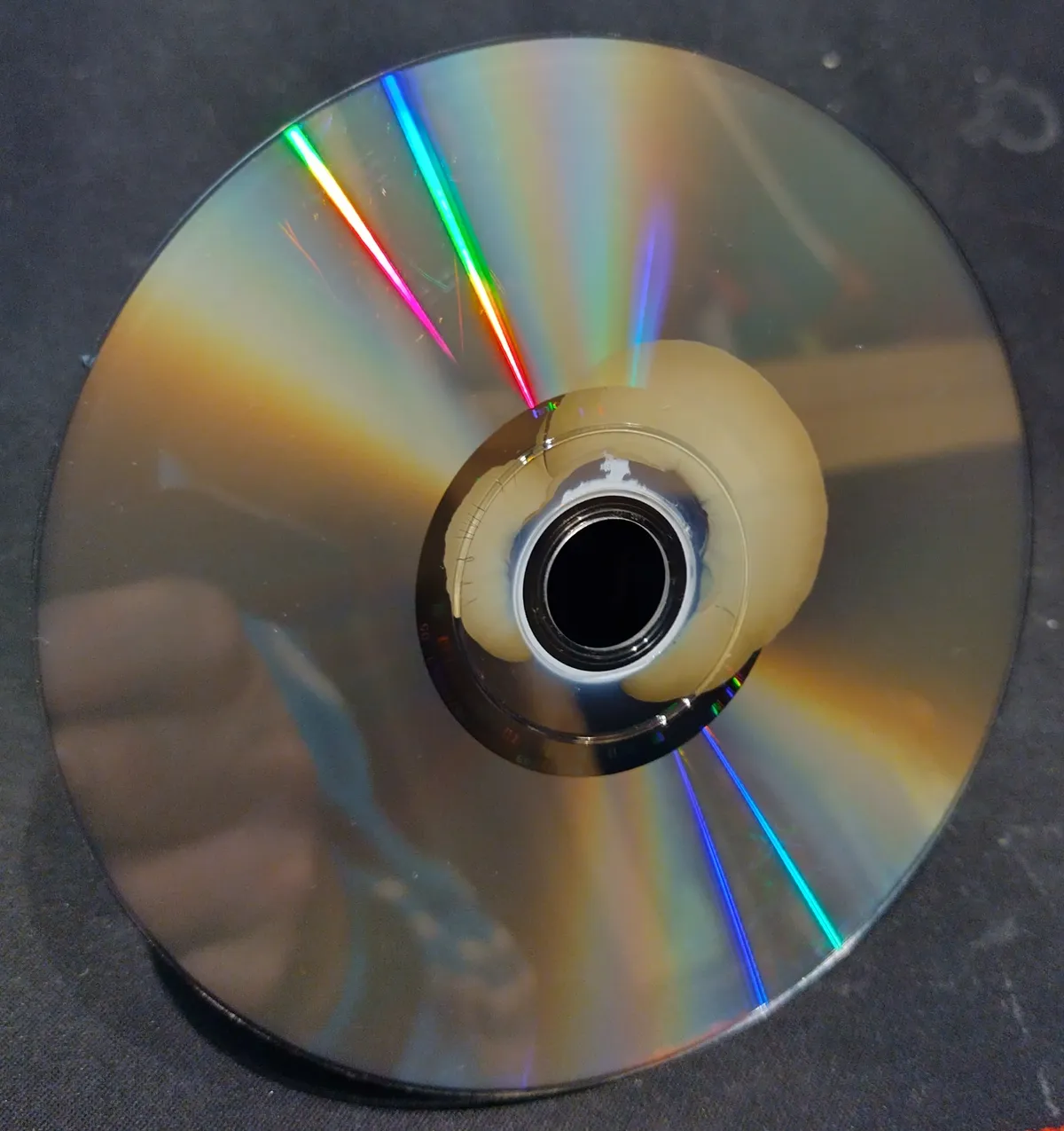 DVD с окислен отразяващ слой, разяден от центъра навън