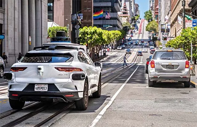 Автономно такси Waymo на градска улица