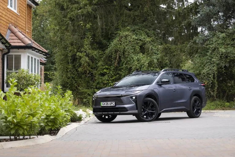 Toyota bZ4X с вграден хардуер за автономно шофиране от Waymo