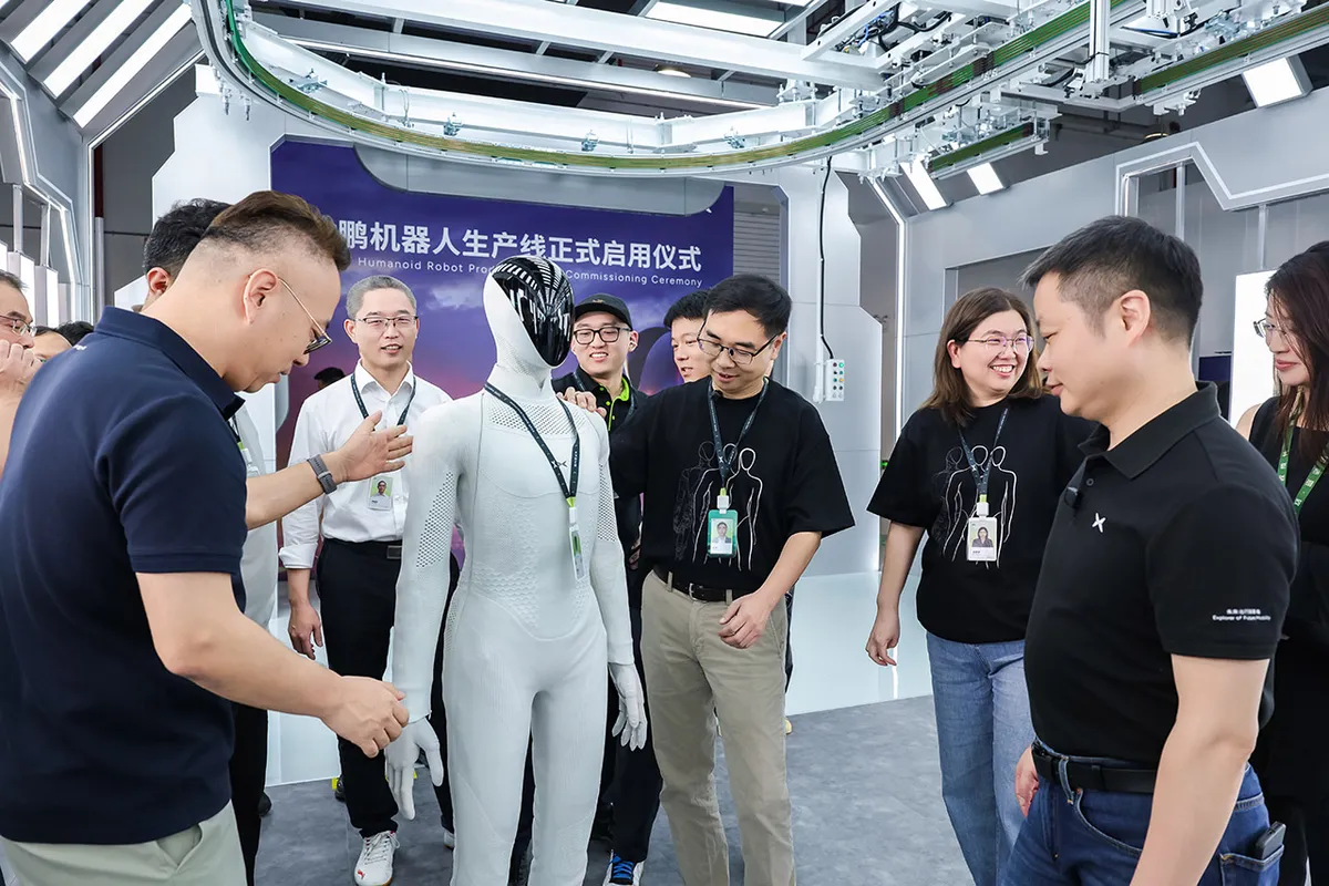 Роботът IRON слиза от производствената линия в Гуанджоу